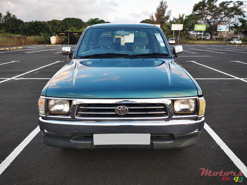 1998' Toyota Hilux 2x4 photo #1