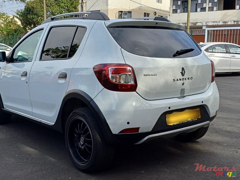 2014' Renault Sandero photo #3