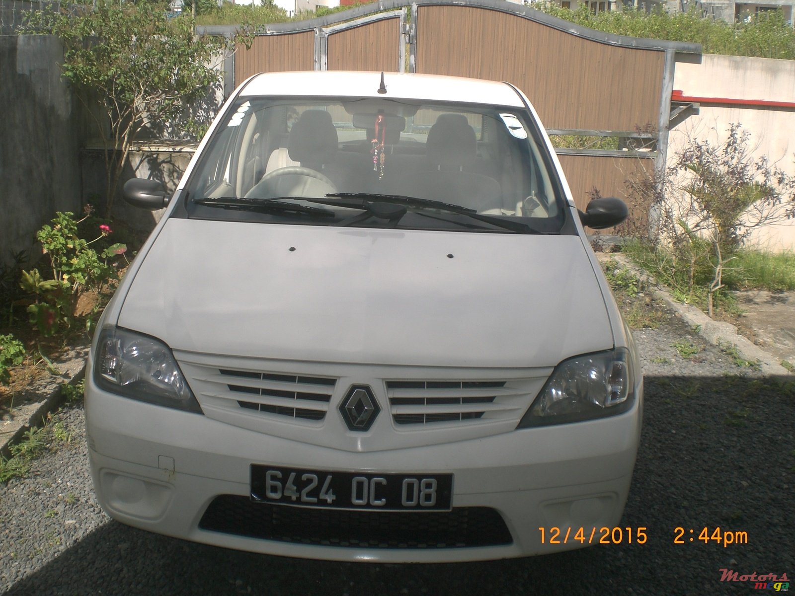 2008' Renault Logan photo #1