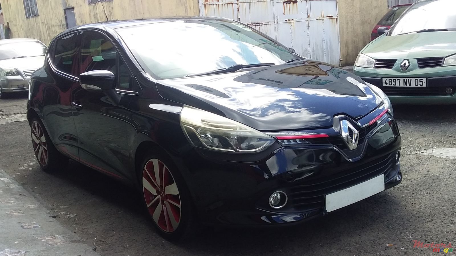 2013' Renault Clio photo #2