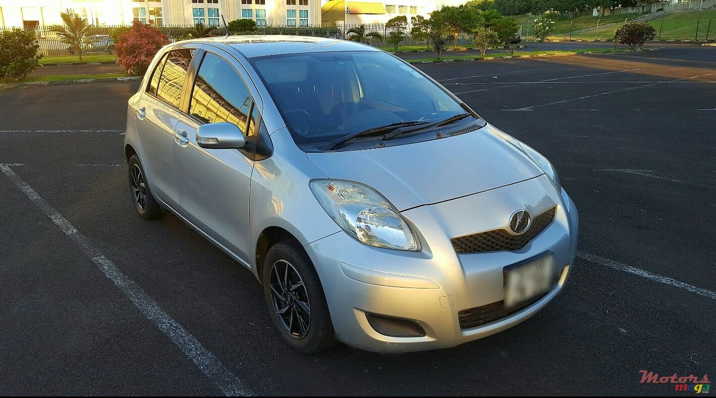 2008' Toyota Vitz photo #3