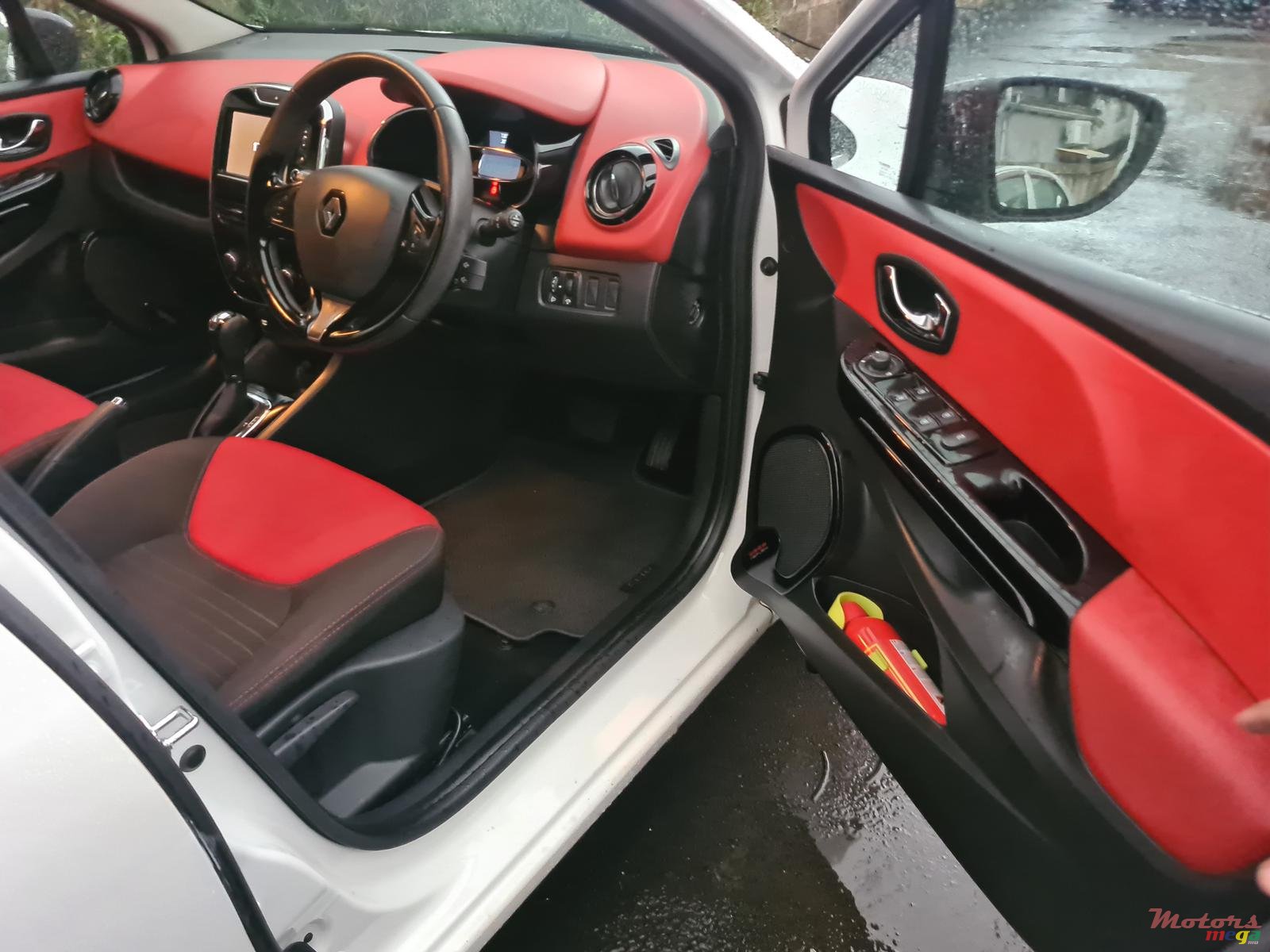 2015' Renault Clio Sport photo #5