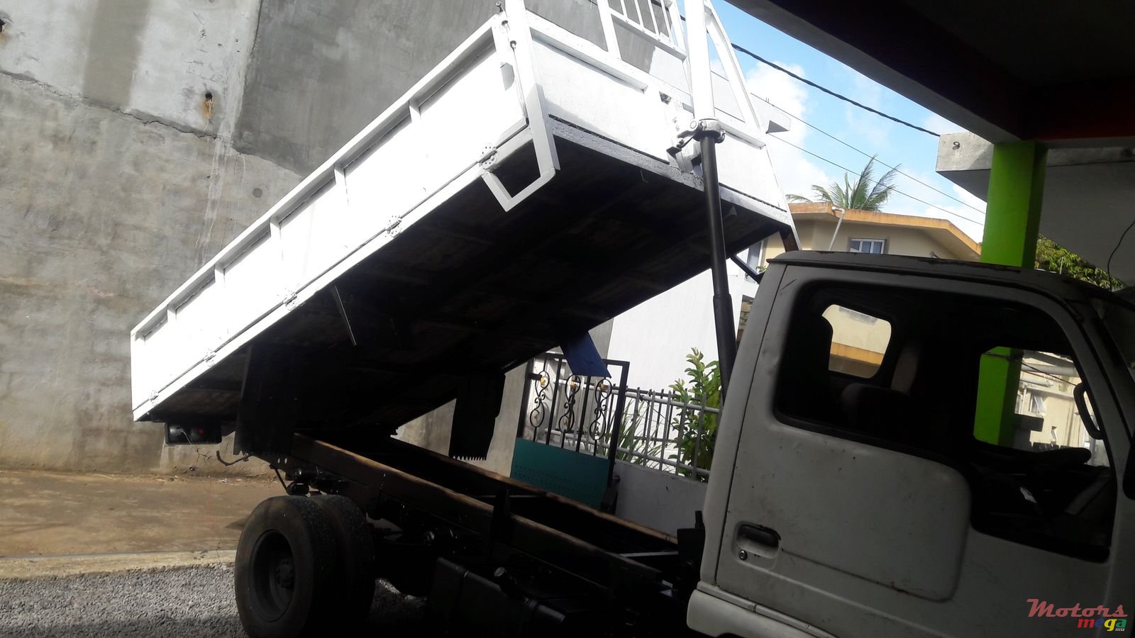 2005' Nissan Vehiculos Zero photo #2