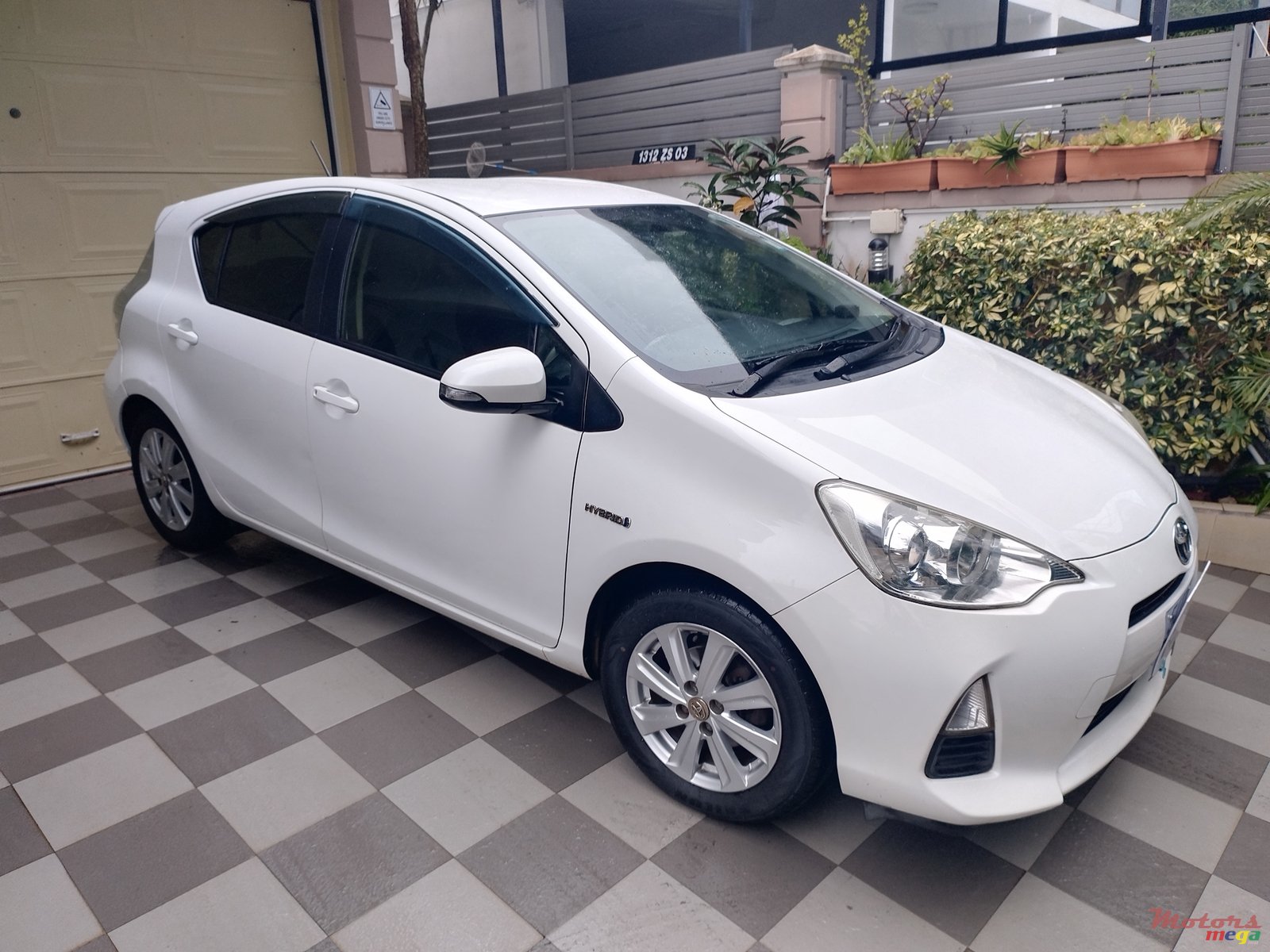 2015' Toyota Aqua photo #4