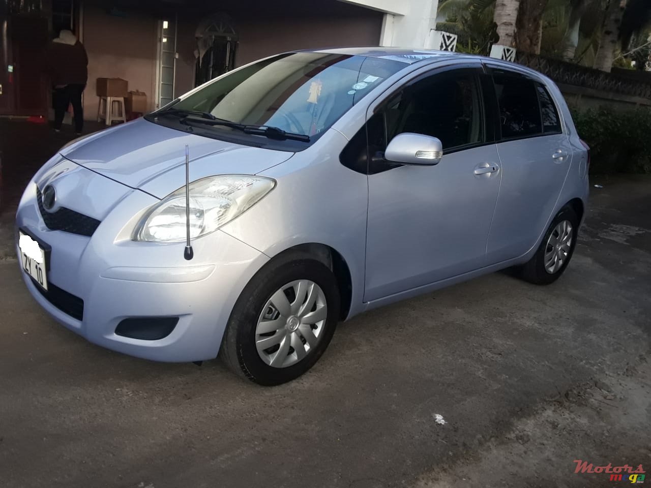 2010' Toyota Vitz photo #3