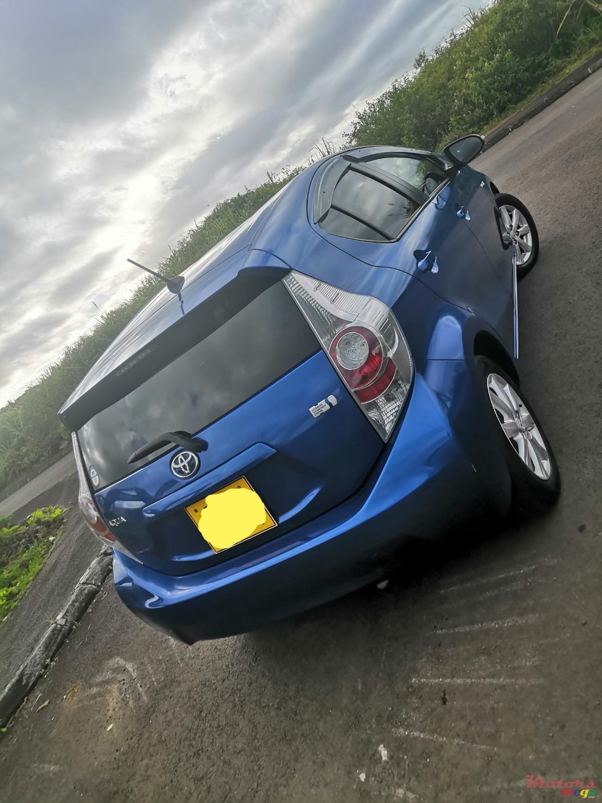 2014' Toyota Aqua Hybrid photo #2