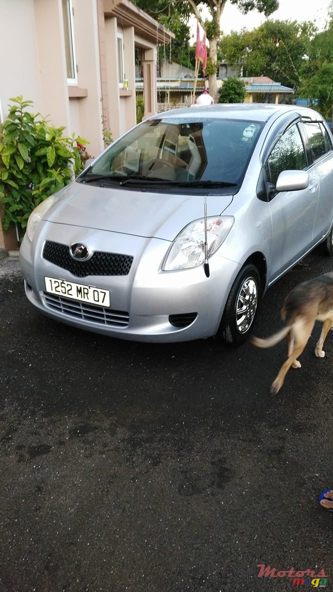 2007' Toyota Vitz photo #2