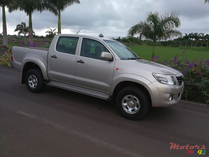 2011' Toyota Hilux photo #1