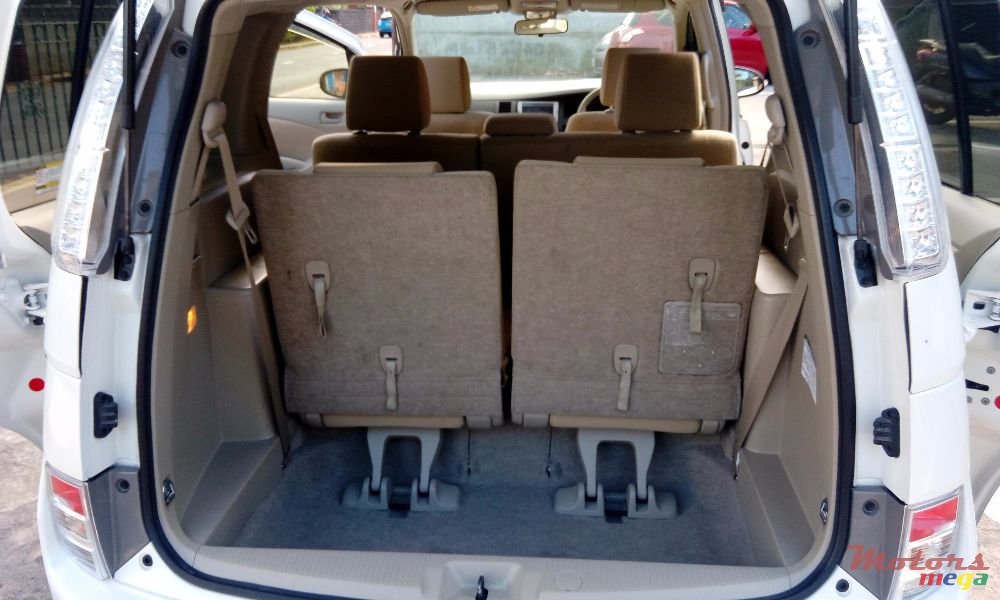 2013' Toyota Isis photo #4