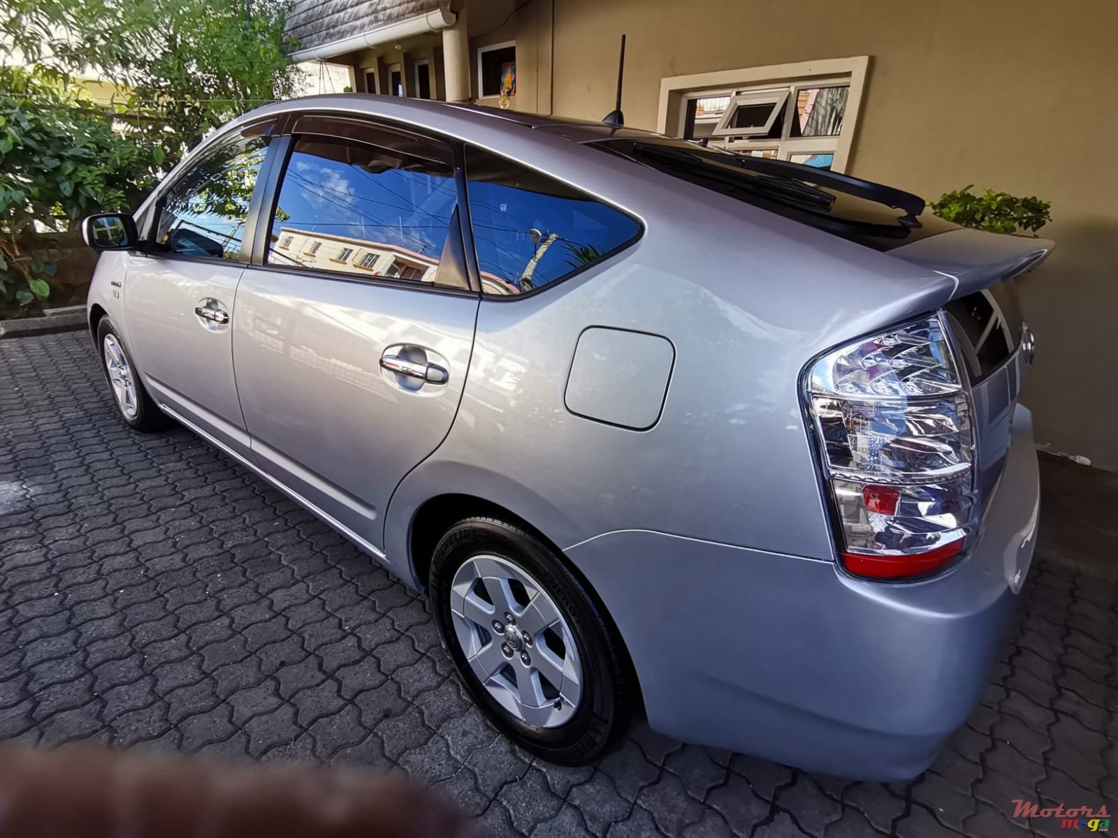 2010' Toyota Prius photo #4