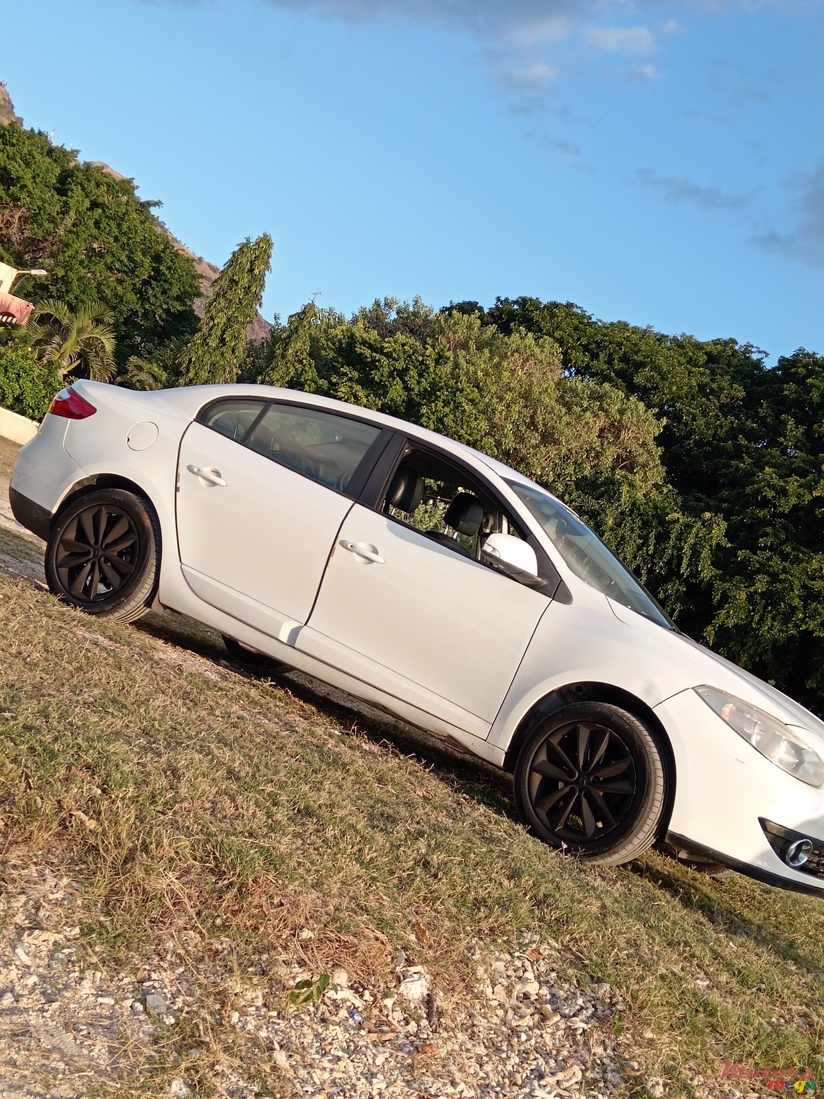 2013' Renault Fluence photo #5