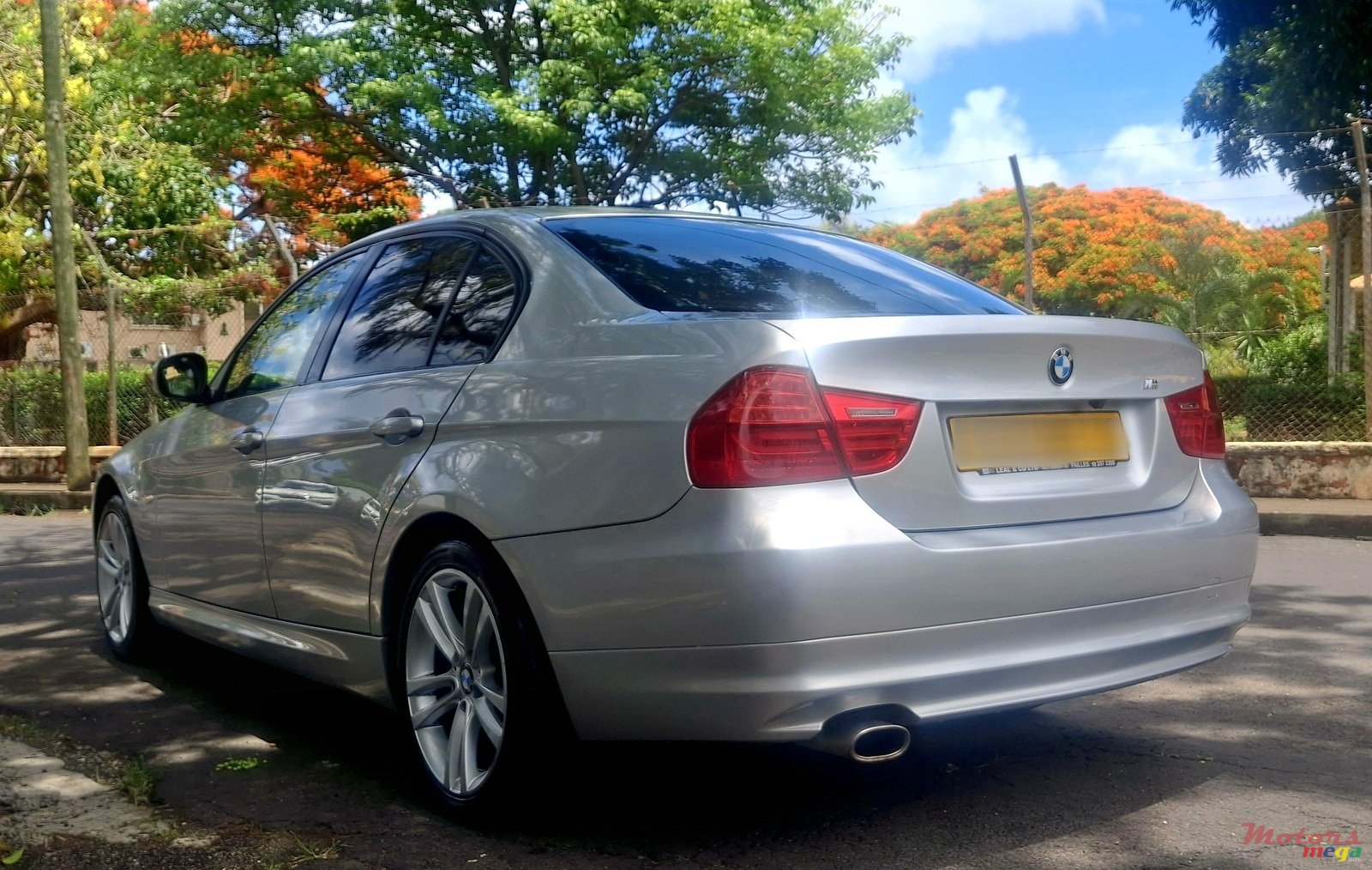 2011' BMW 3 Series photo #3