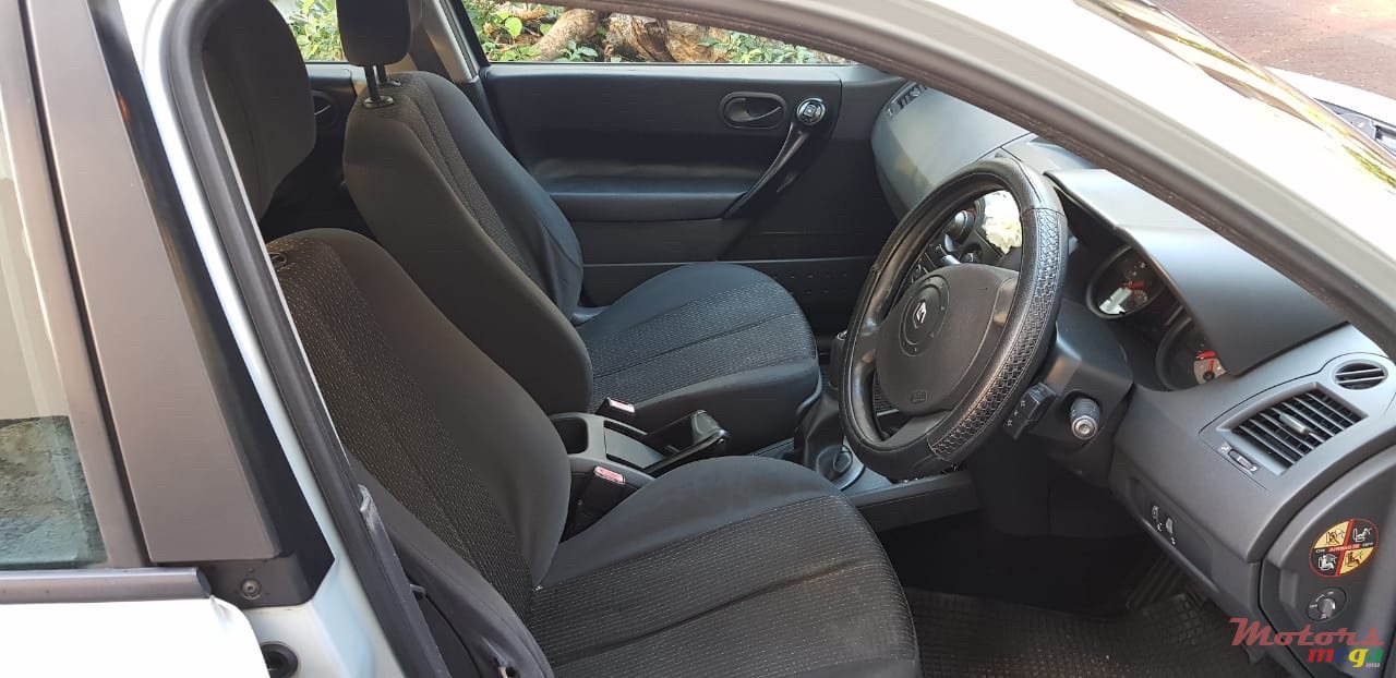 2003' Renault Megane photo #3