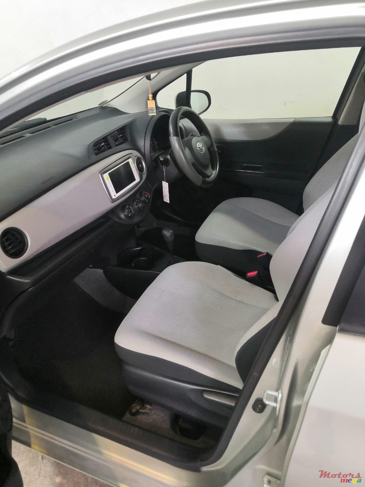 2011' Toyota Vitz 1320cc photo #3