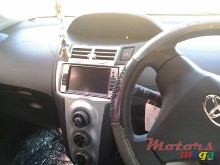 2006' Toyota Vitz photo #1