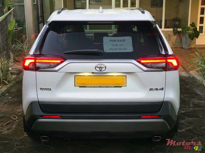 2021' Toyota RAV4 Luxury Edition photo #2