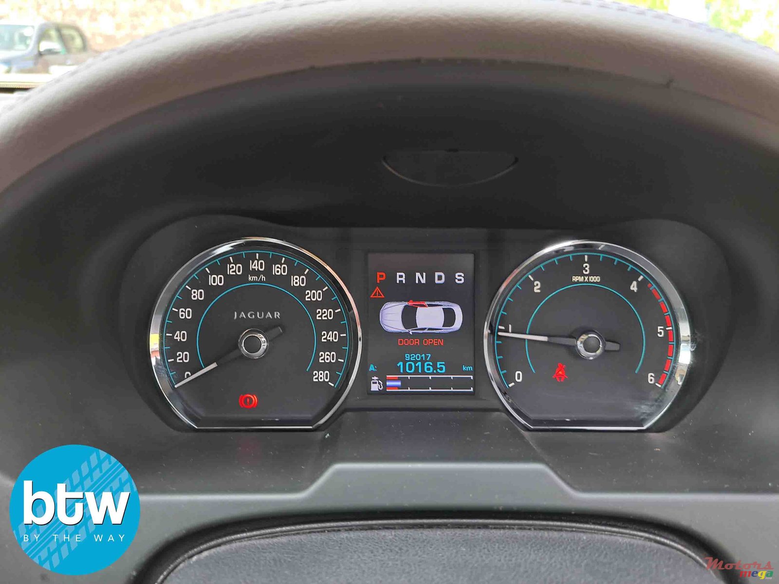 2013' Jaguar XF photo #7