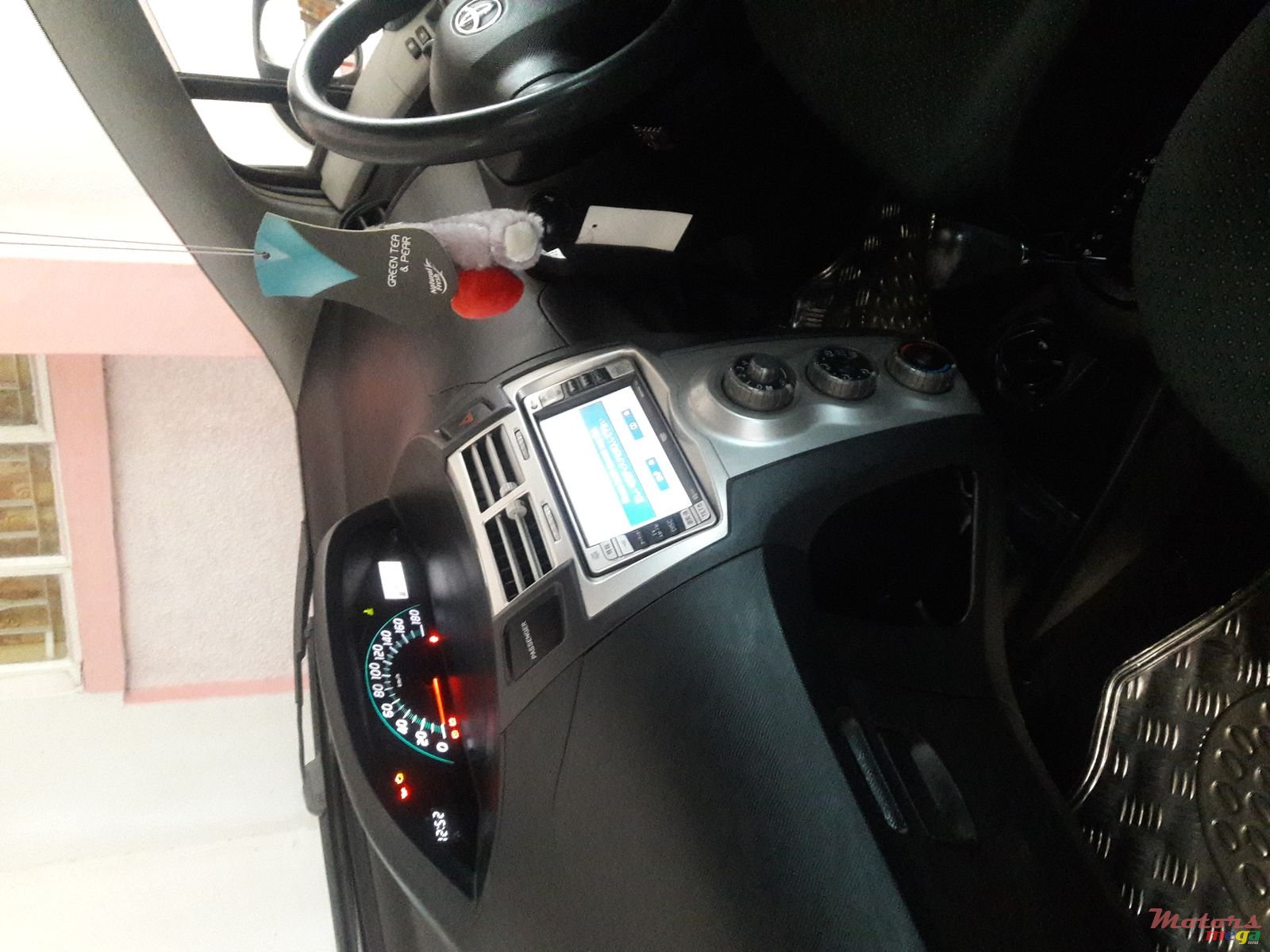 2005' Toyota Vitz photo #5