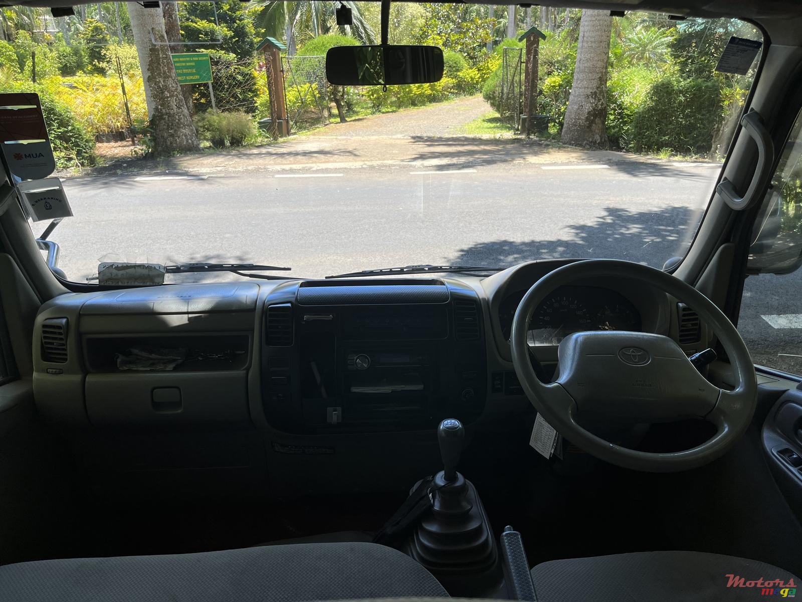 2011' Toyota photo #2