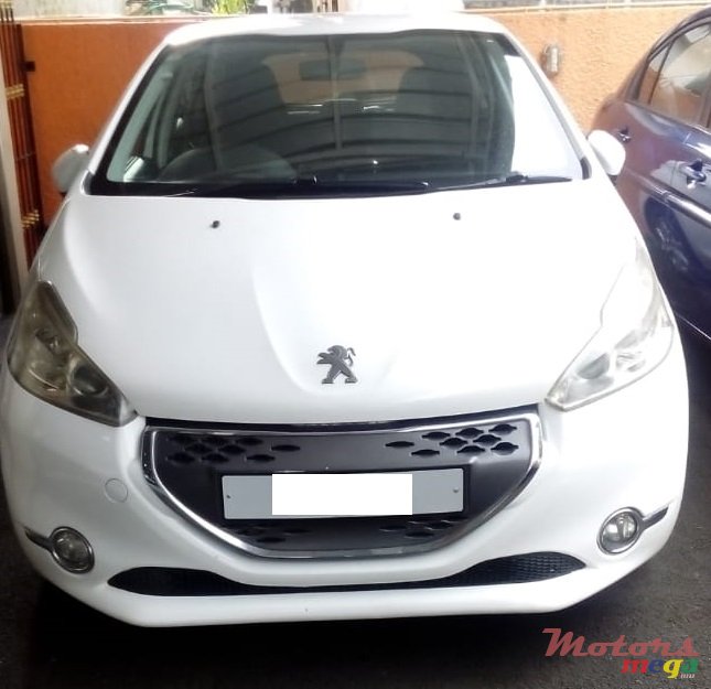 2013' Peugeot 208 photo #1