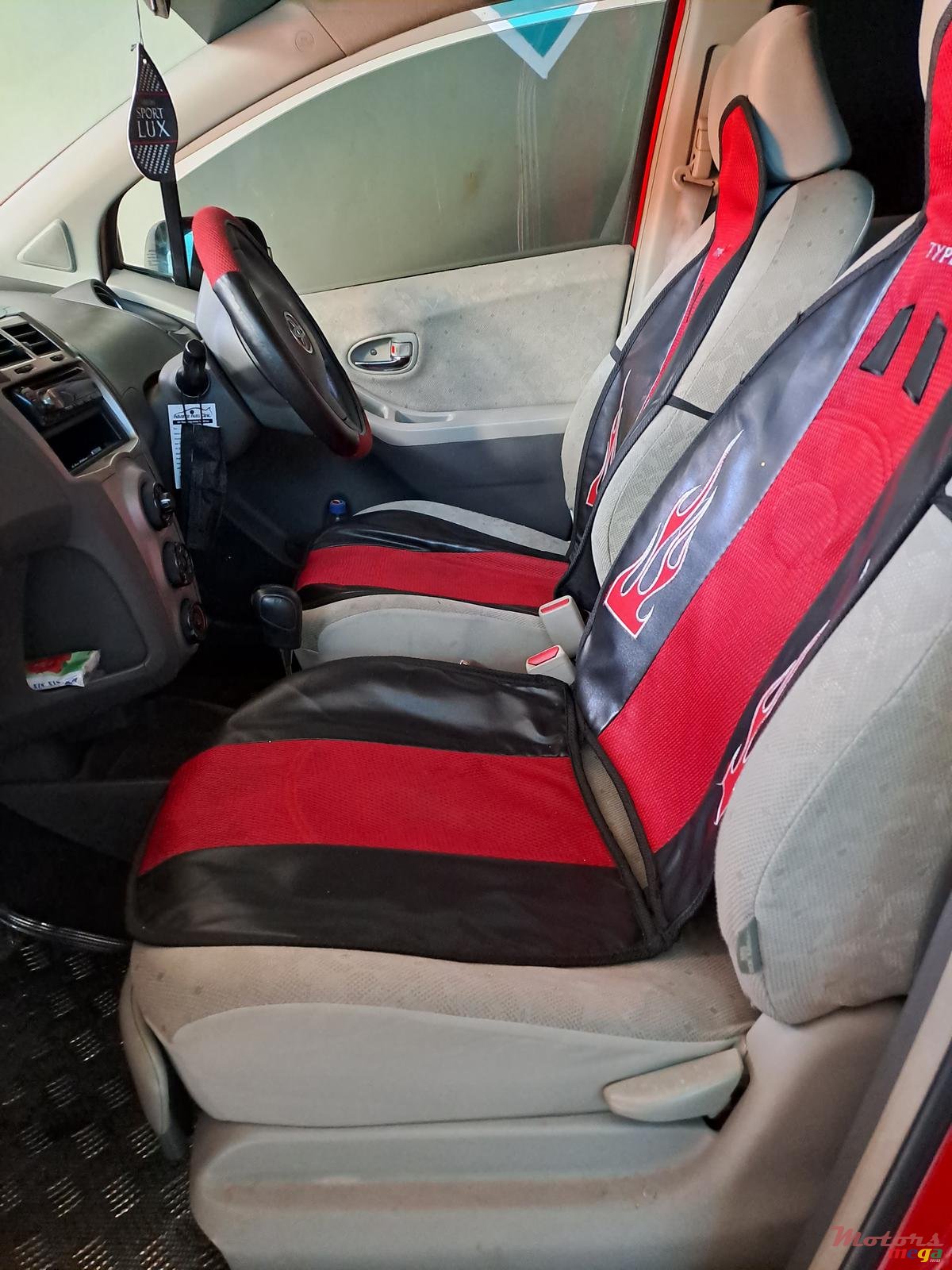 2008' Toyota Vitz photo #2