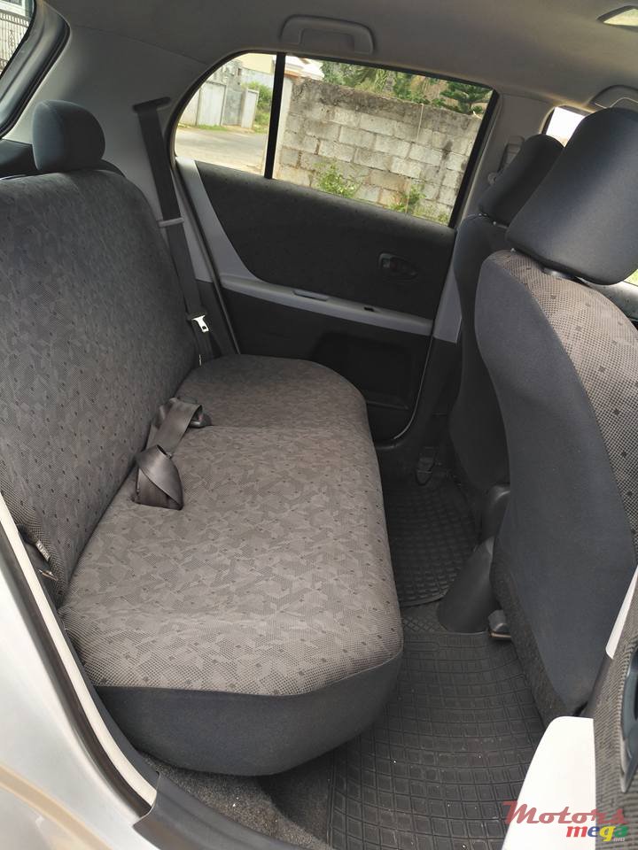 2008' Toyota Vitz photo #6