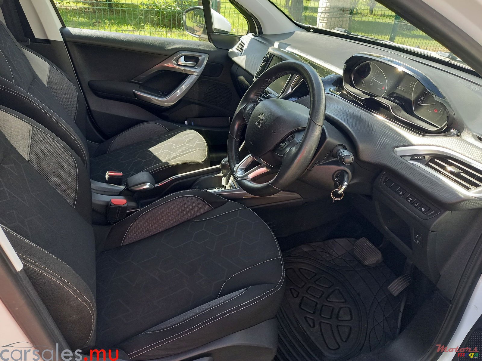 2017' Peugeot 2008 1.2T Puretech photo #5