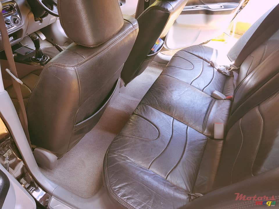 2004' Mitsubishi Lancer photo #3