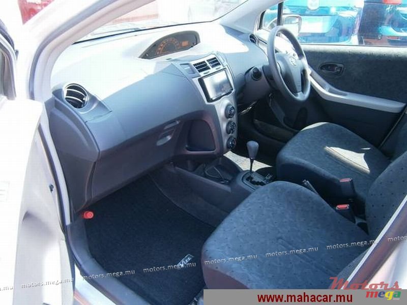 2010' Toyota Vitz photo #6