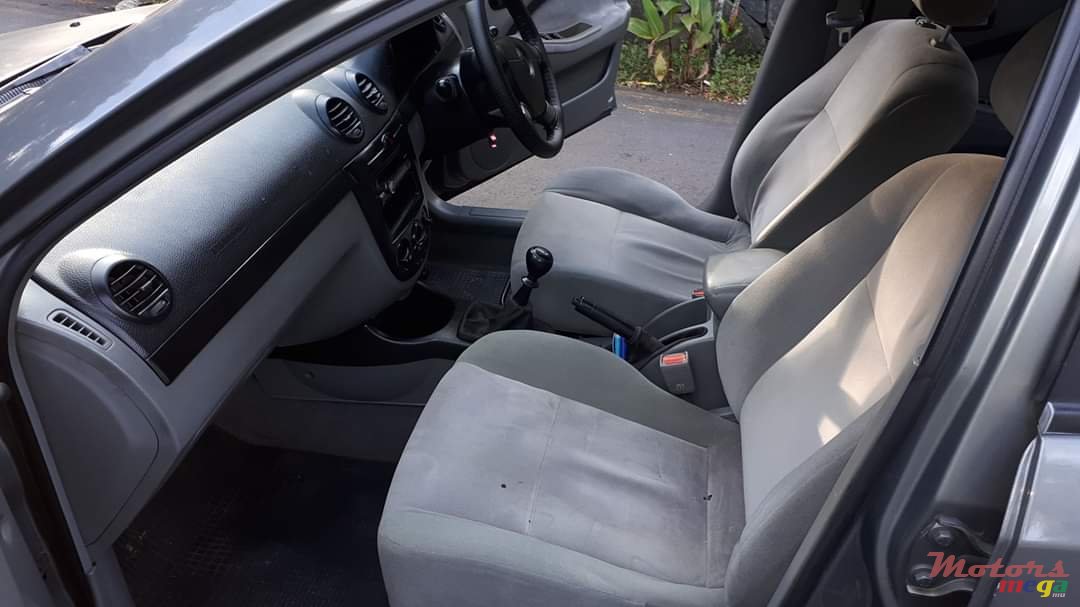 2010' Chevrolet Optra photo #5