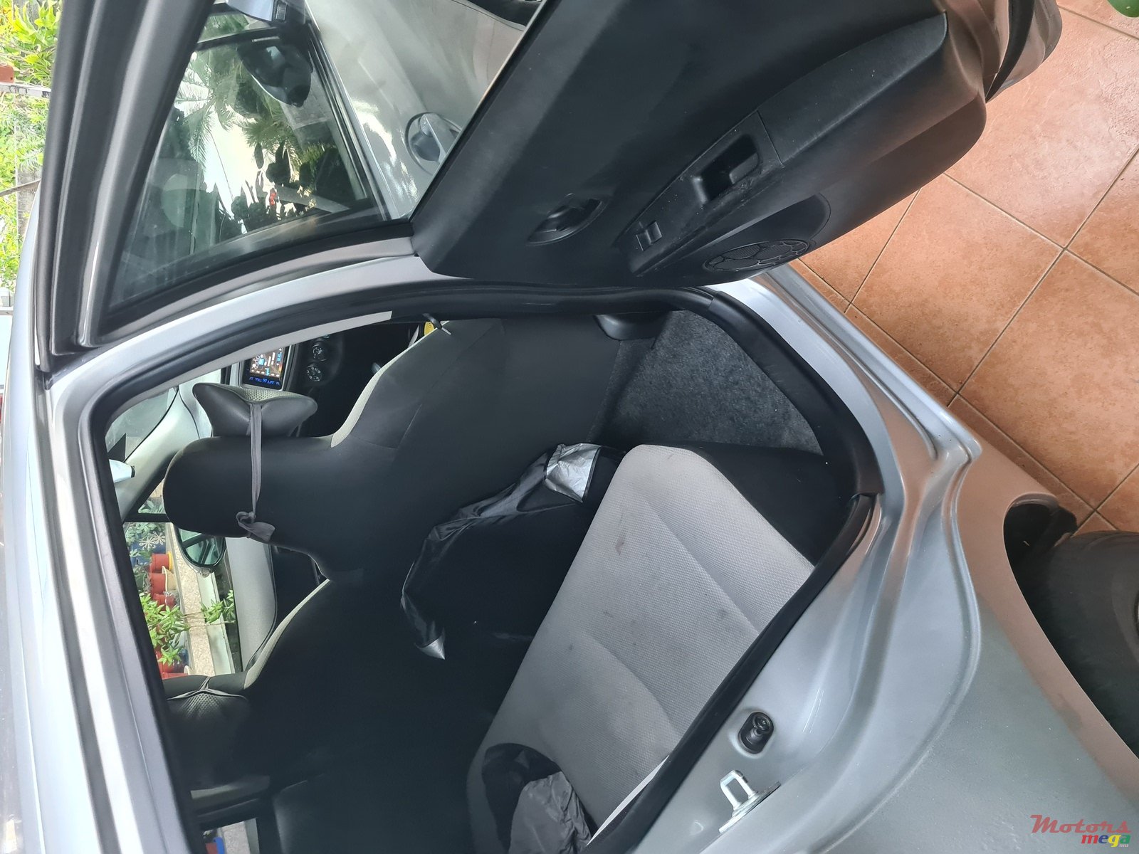 2013' Toyota Vitz photo #4