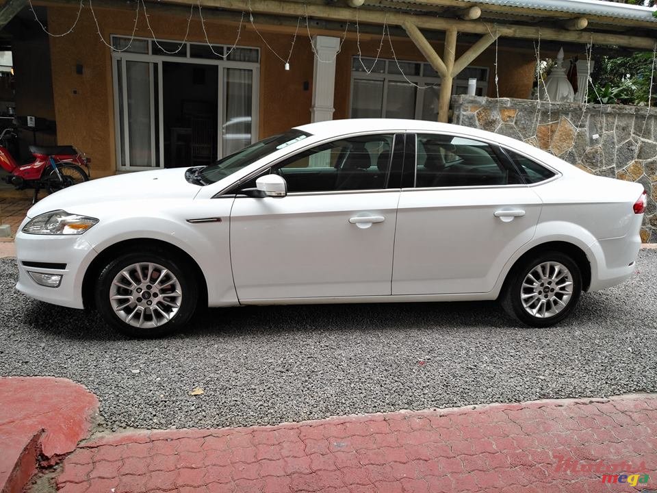 2012' Ford Mondeo Saloon photo #3