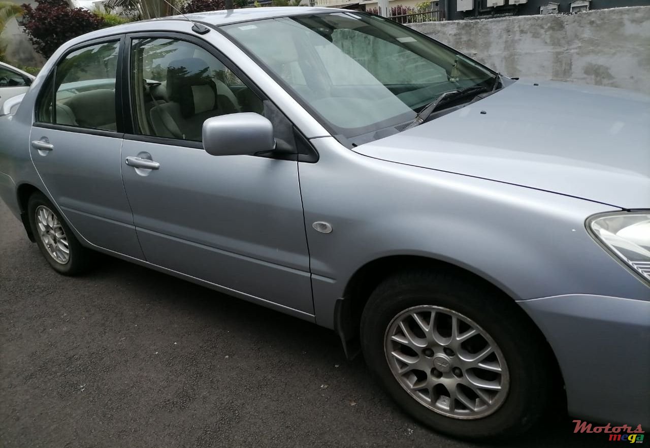 2004' Mitsubishi photo #3