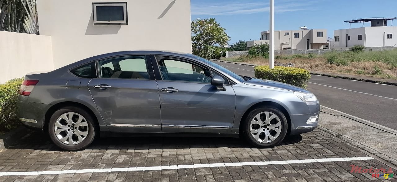 2010' Citroen C5 photo #2