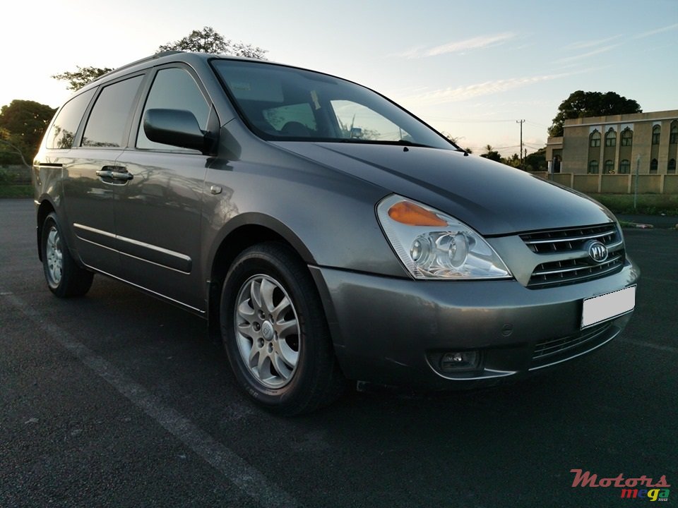 2010' Kia Carnival photo #2