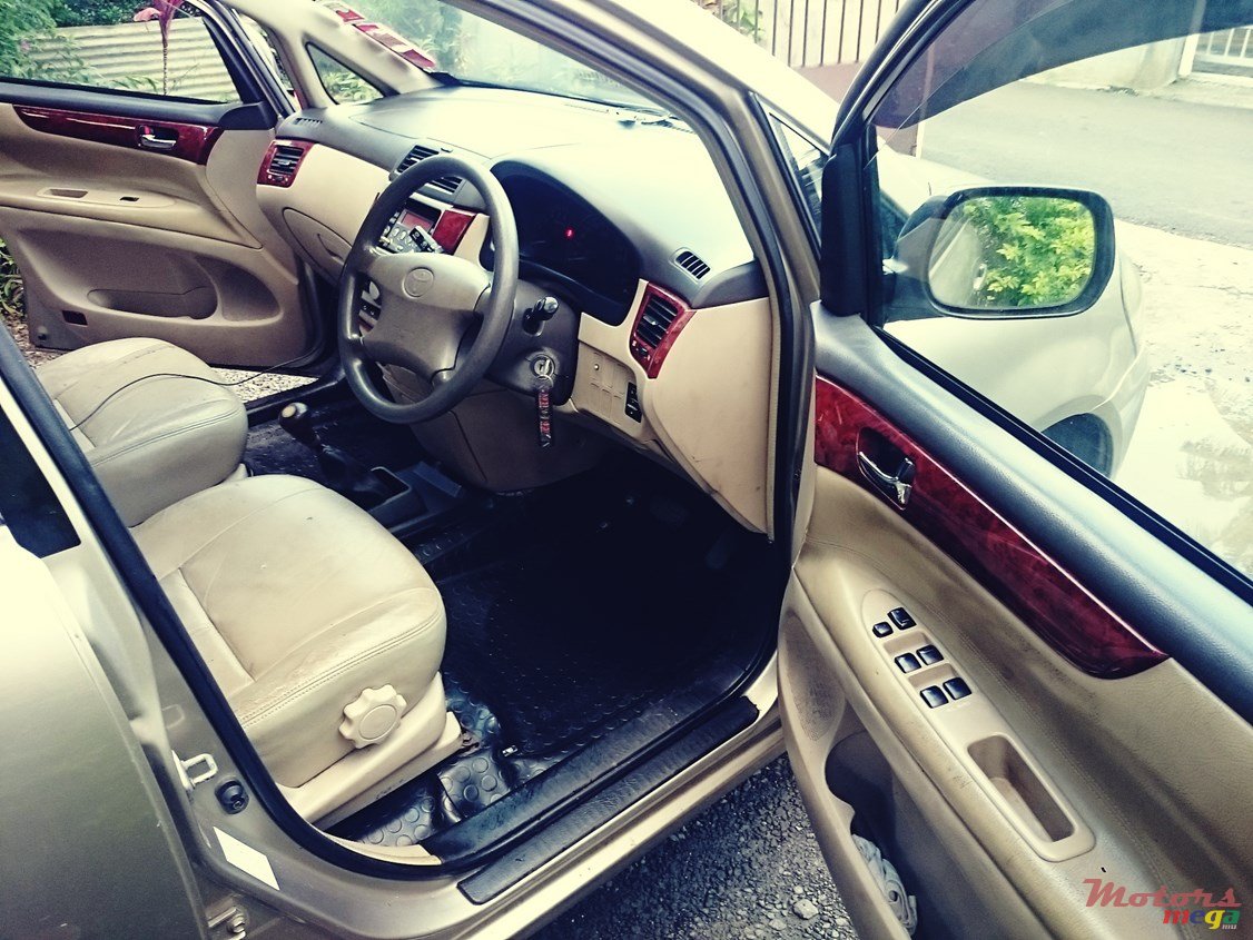 2002' Toyota Picnic photo #2