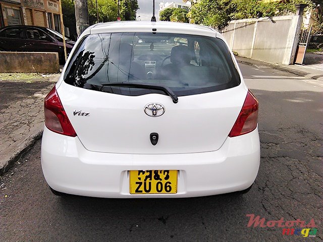 2006' Toyota Vitz photo #2