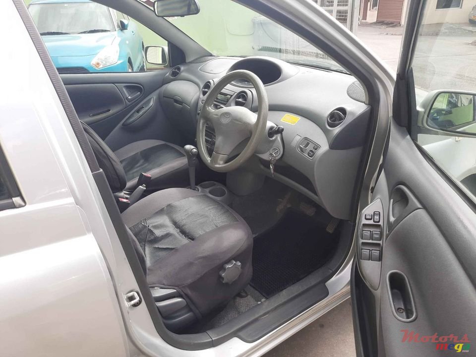 2001' Toyota Vitz photo #7