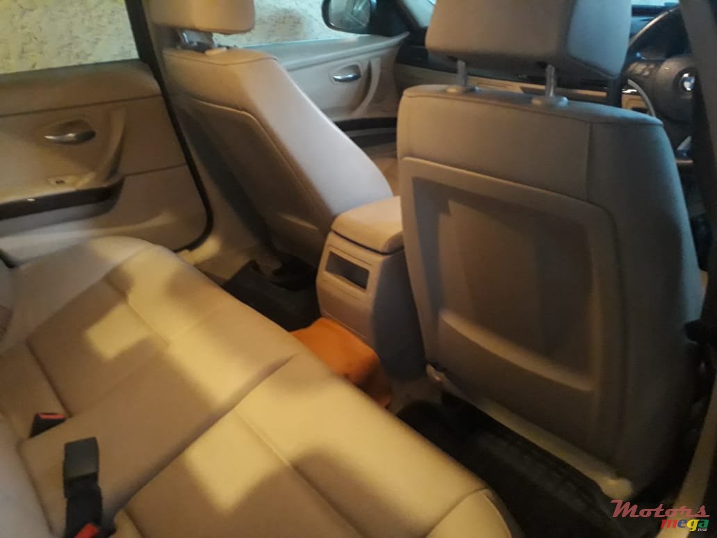 2010' BMW 3 Series photo #6