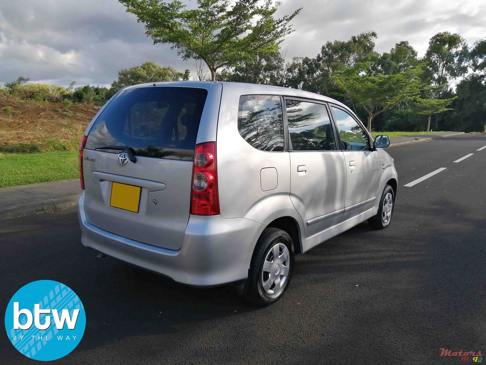 2011' Toyota Avanza photo #2