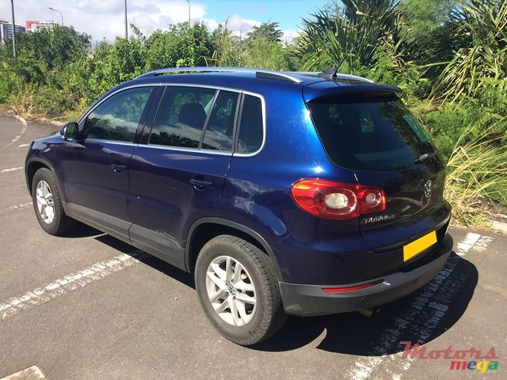 2011' Volkswagen Tiguan photo #3