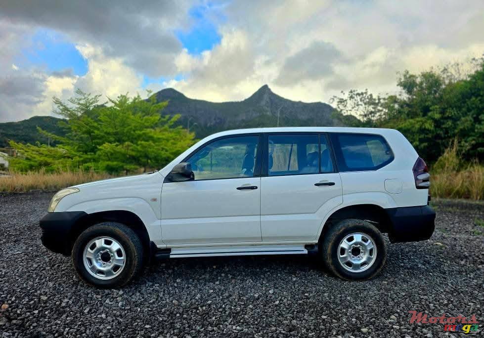 2003' Toyota Land Cruiser photo #2