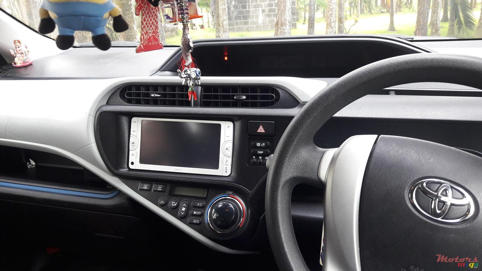 2013' Toyota Aqua photo #2