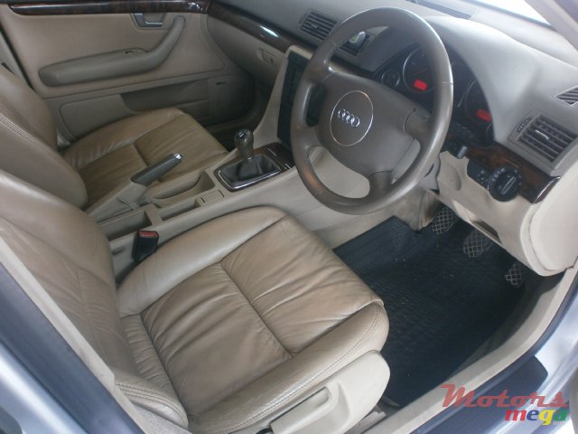 2010' Audi A4 photo #2