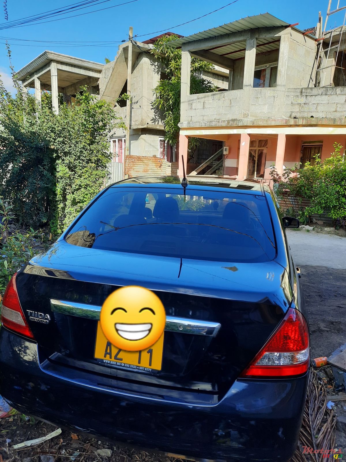 2011' Nissan Tiida photo #2