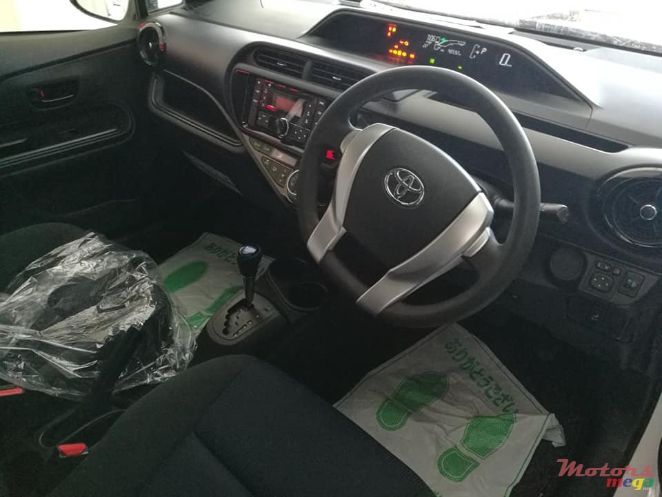 2015' Toyota Aqua photo #7