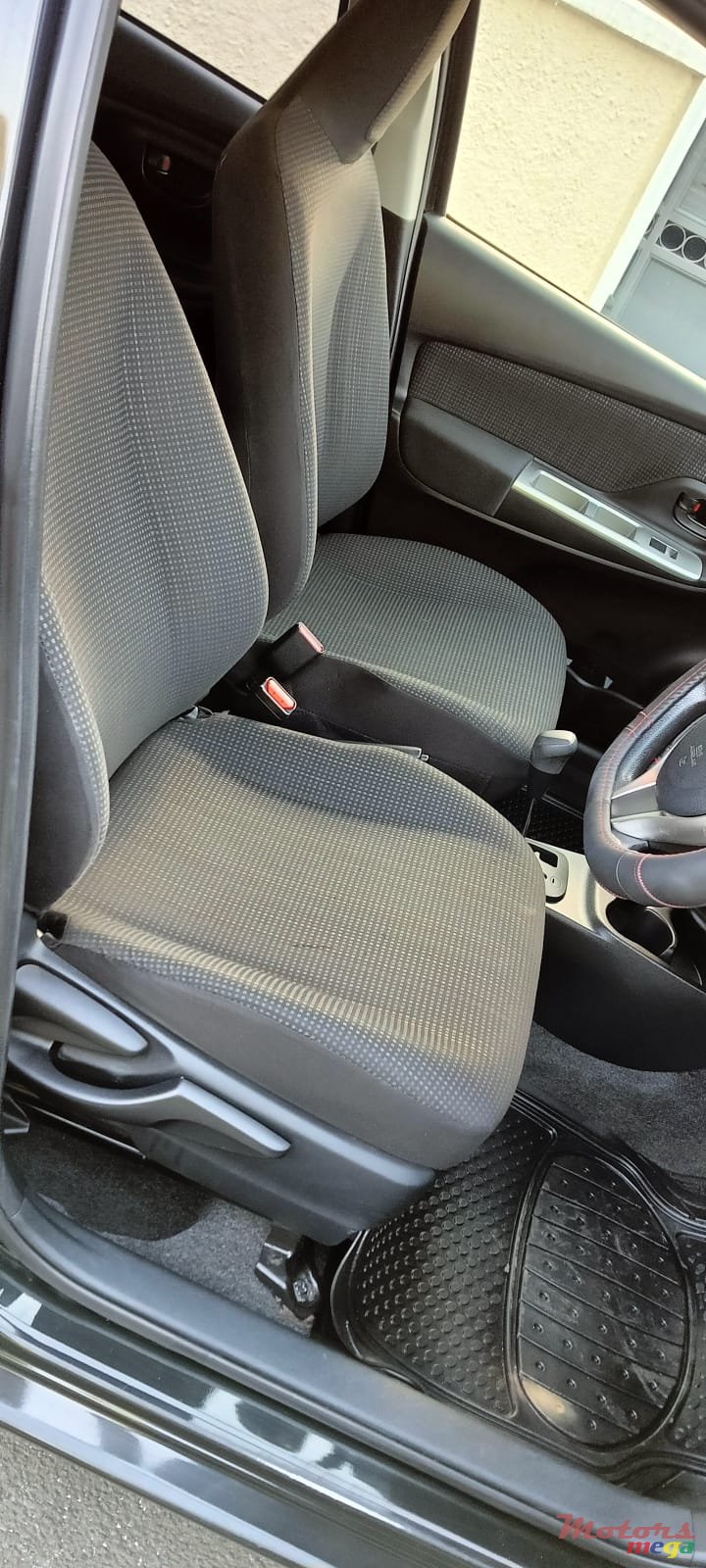 2014' Toyota Vitz photo #3