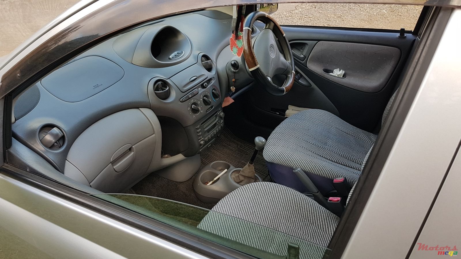 2000' Toyota Vitz photo #3