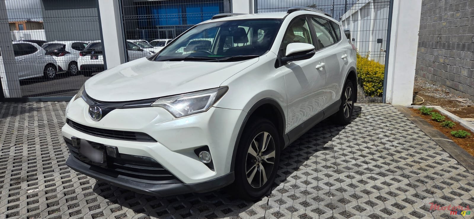 2016' Toyota RAV4 photo #2