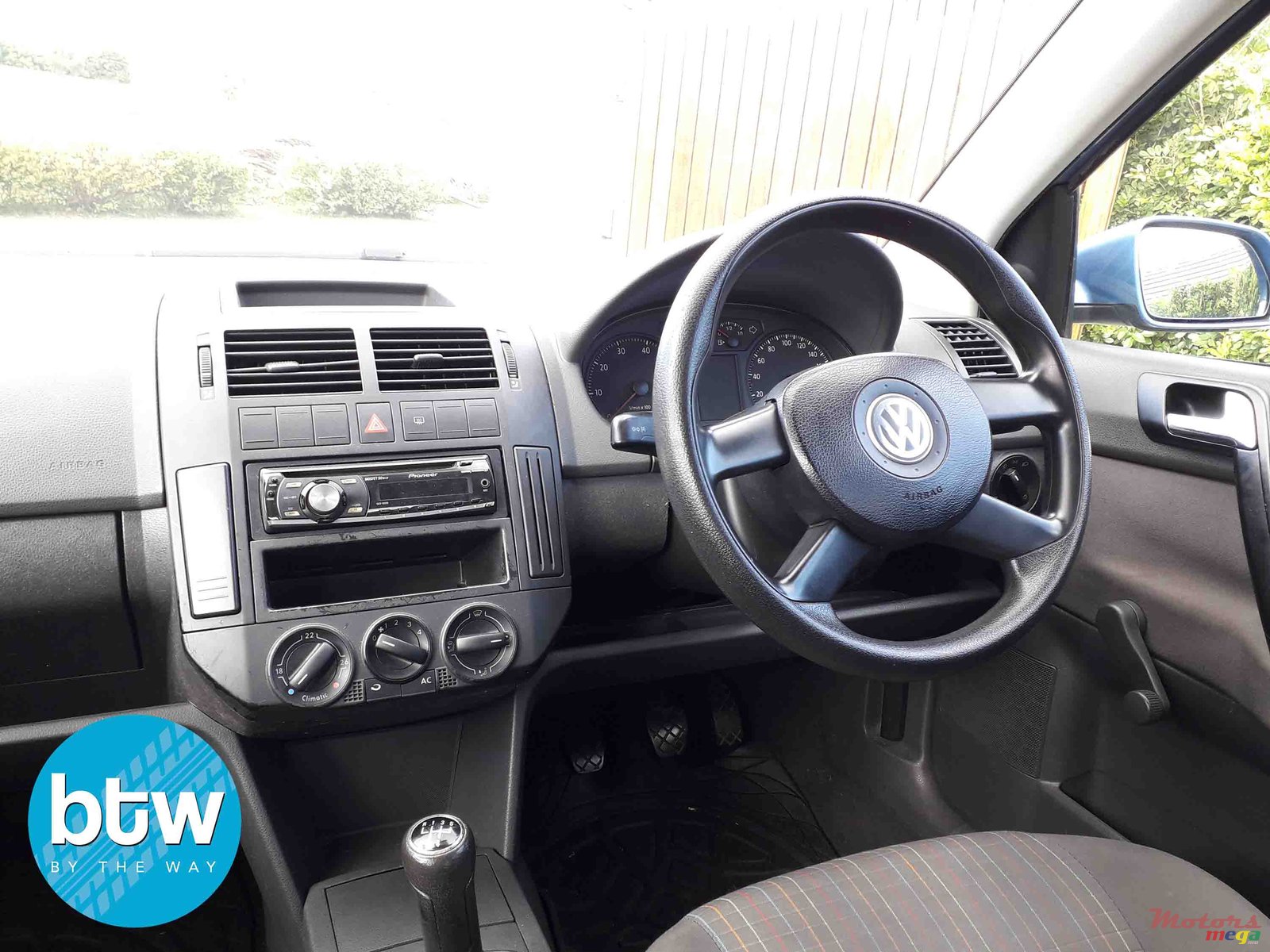 2008' Volkswagen Polo photo #5